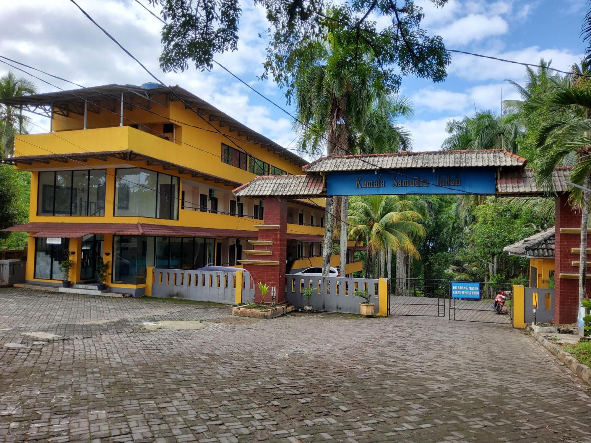Hotel Kumala Samudra Cikakak Ngoại thất bức ảnh